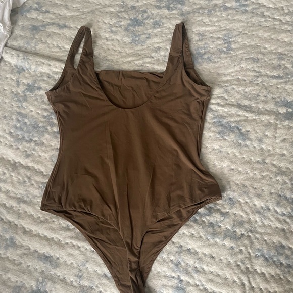 SKIMS Fits Everybody Square Neck Bodysuit in Jasper - Picture 3 of 3